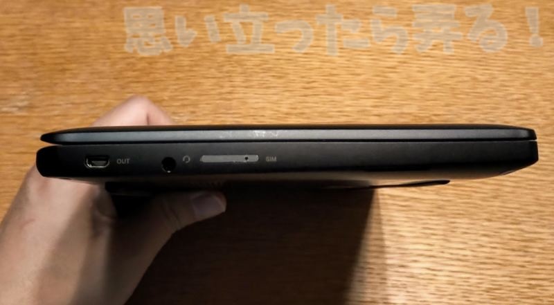 UMPC Mag1 の左側側面にはSIMスロットとイヤホンジャックがある