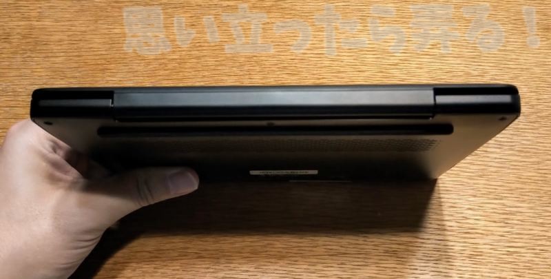 UMPC MAG1背面側のサイドはアルミ素材の丈夫なヒンジがある