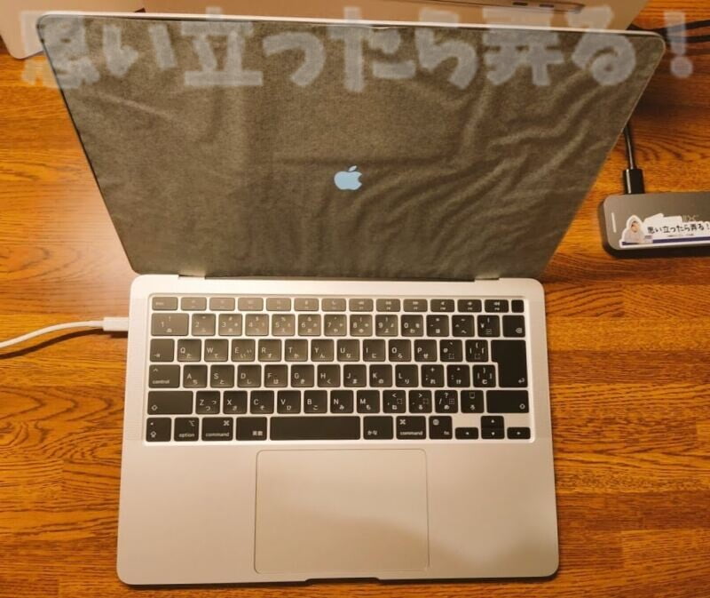 M1 MacBook Airはじめての電源投入画面