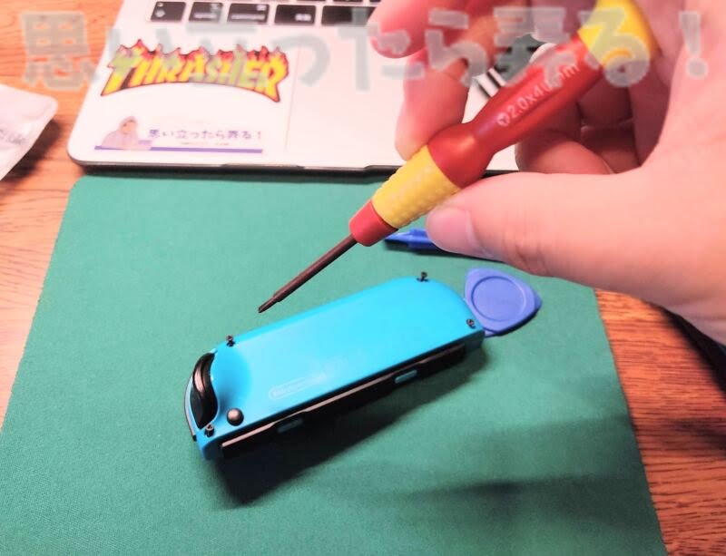 Nintendo Switchのジョイコンを特殊なドライバーで分解してみる