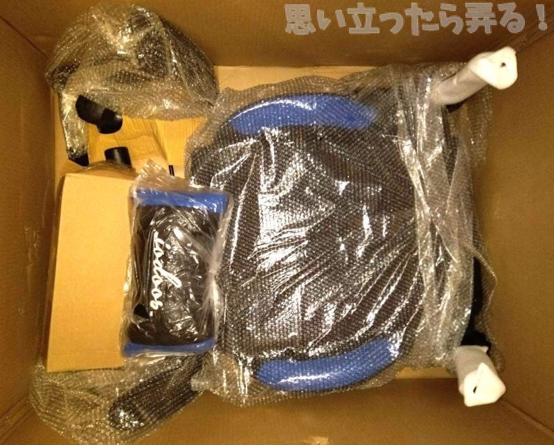 ゲーミングチェアは大きなダンボールに何層かにわけてパーツが梱包されていた