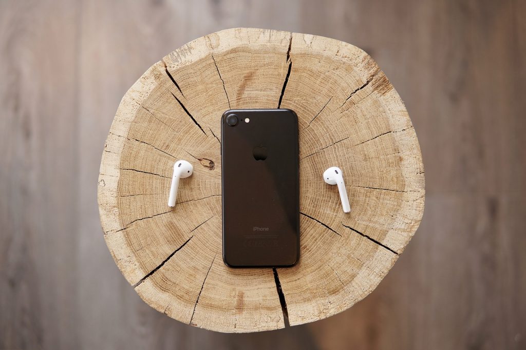 apple earphones 1549087909 1024x682