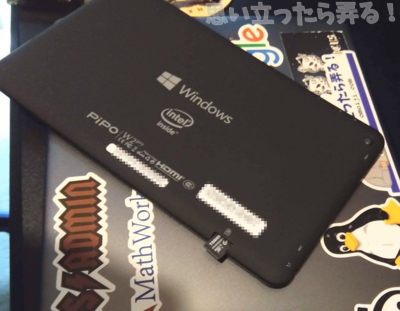 タブレットにmicroSDカードを挿入