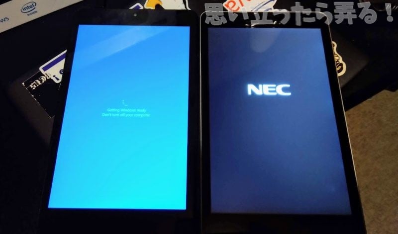 PiPO W2ProタブレットとNEC TW708タブレットを比較する写真