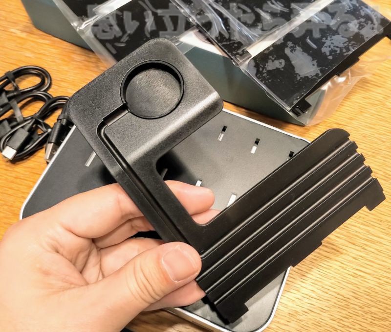 5-Port USB チャージングステーションドックにはApple Watch用のスタンドも付属します