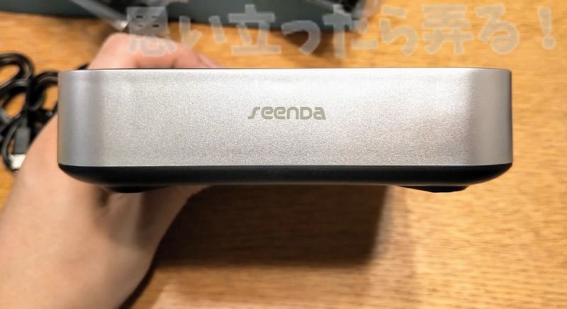 5-Port USB チャージングステーションドックの全面にはseendaロゴがある