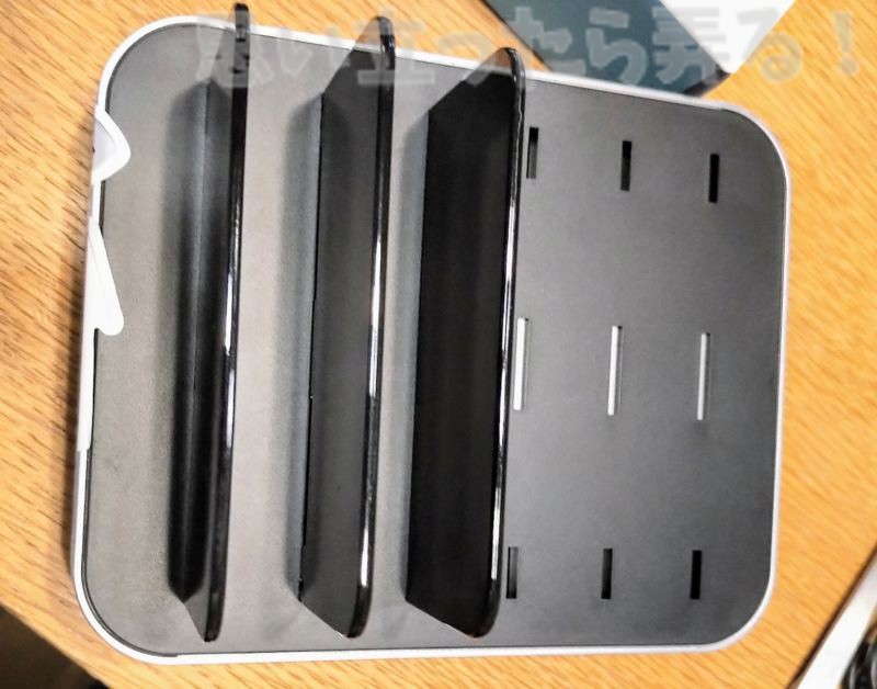 5-Port USB チャージングステーションドックにデバイス設置用プレートを取り付けた