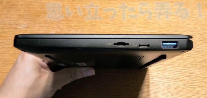 UMPC MAG1 の右側面にはType-Cコネクタ、USB 3.0ポート、microUSBカードスロットを備える