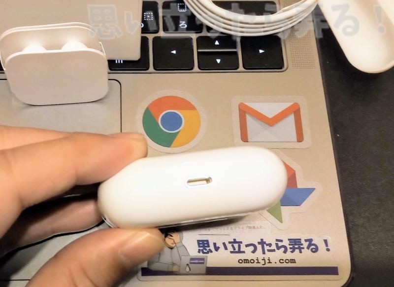 偽物AirPods Proイヤホンの底にはライトニングケーブルのコネクタがあります