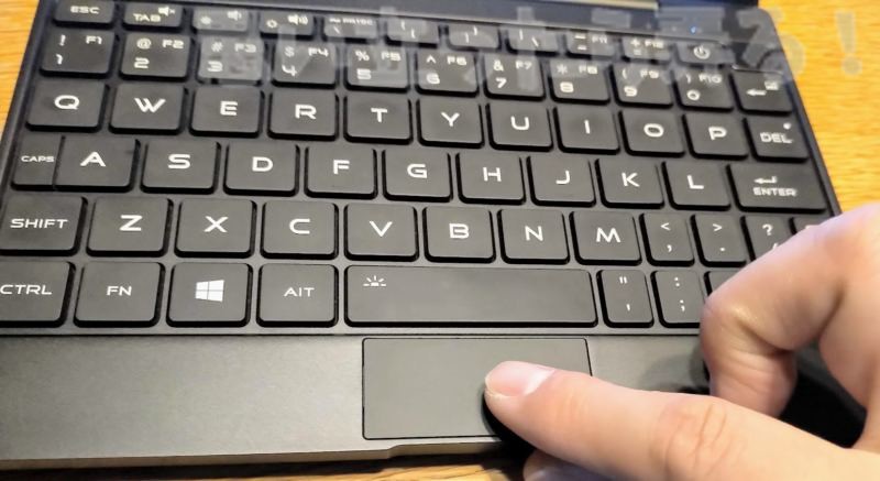 キーボードの下部にひっそりと存在するタッチパッドは小さいけど操作性は良いかも