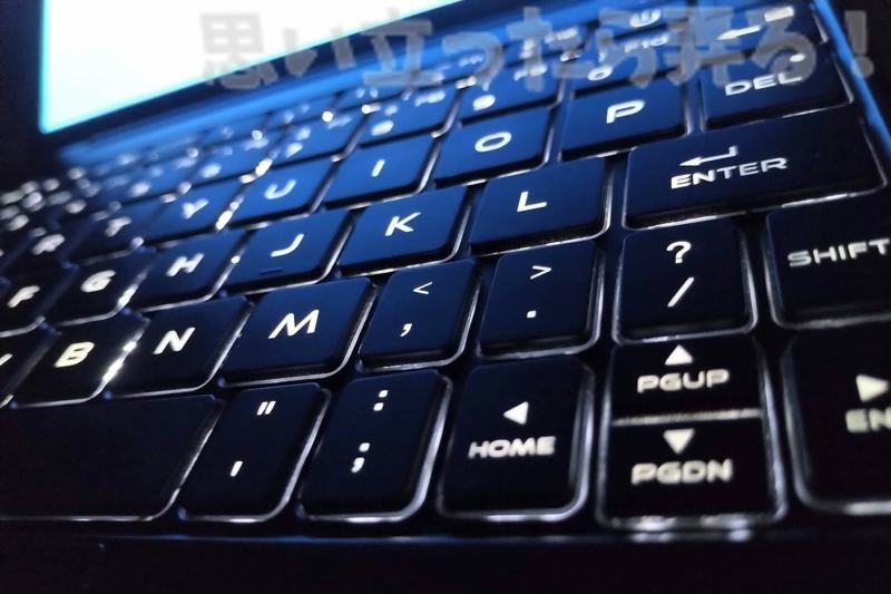 キーの間から光が漏れるこの感じは好みが分かれるかもしれないmag1キーボードライト