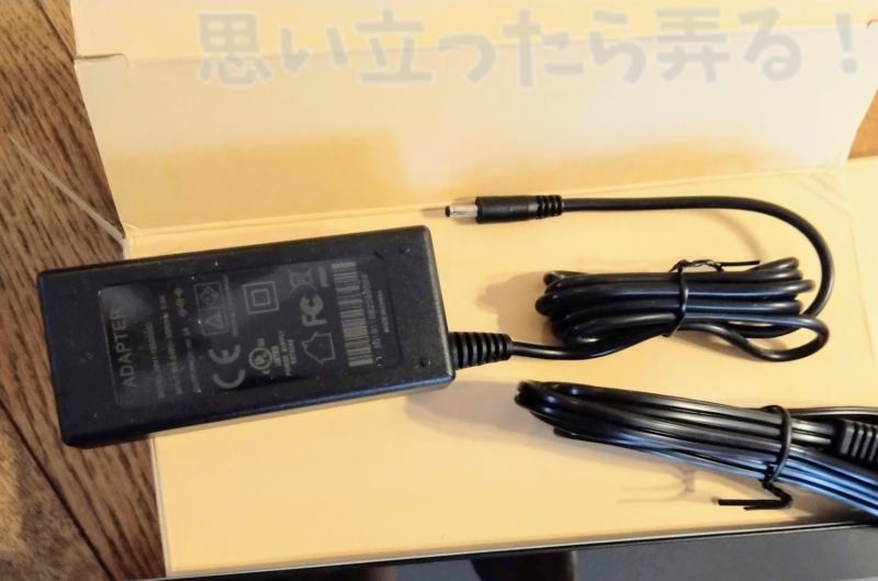 CHUWI UBook 付属のACアダプタは独自形状のコネクタ