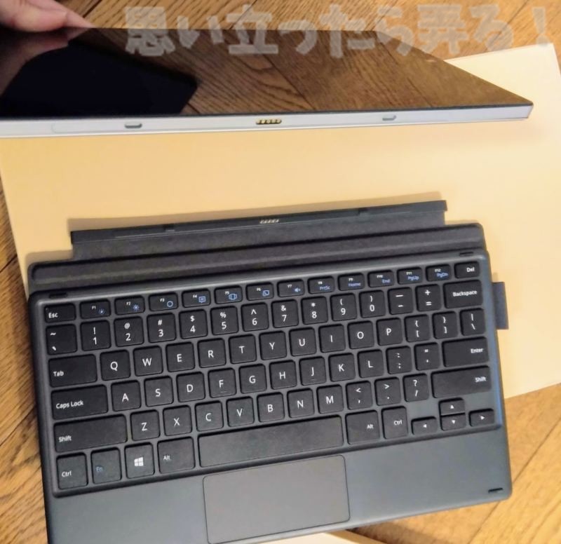 CHUWI UBookの専用キーボードは独自のマグネット端子で接続される