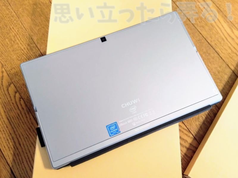 専用キーボードを装着した状態のCHUWI UBook