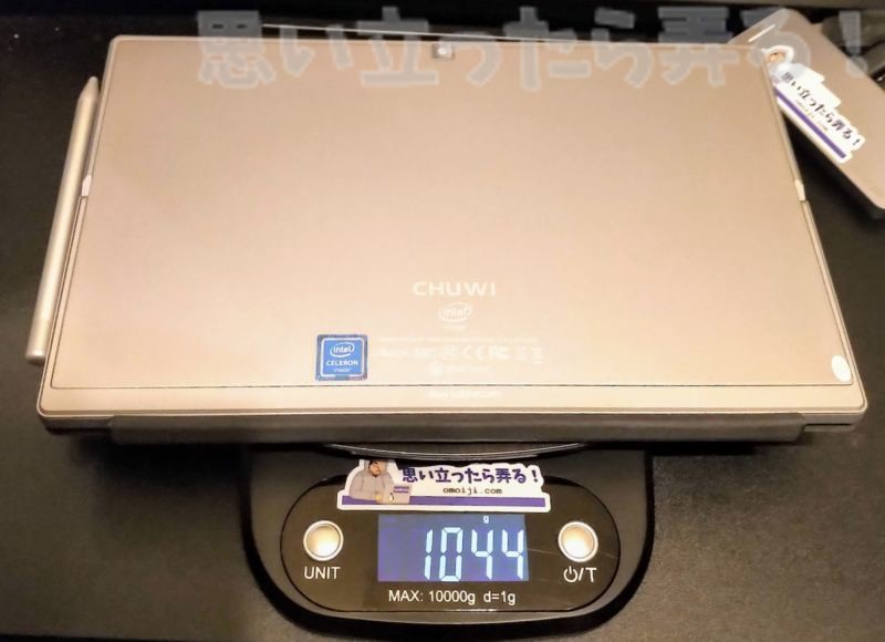 専用キーボードカバー、デジタルスタイラスペンを装着したフル装備のCHUWI UBookは重量1,044グラム