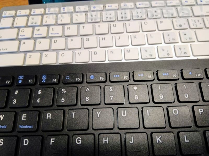 ブラックのキーボードはLenovoのPCを彷彿させるような色合い