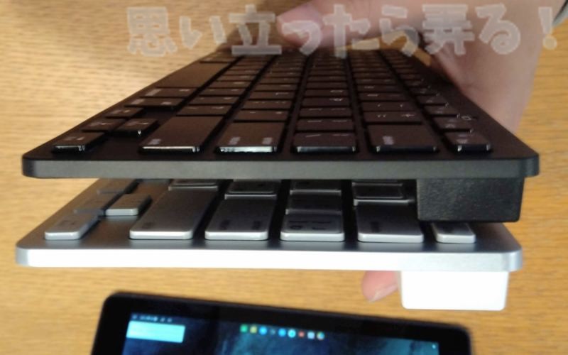 意外と薄型なキーボード筐体の側面