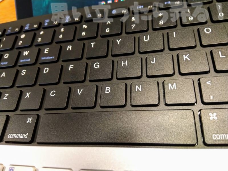 ブラックもホワイト同様マットな表面仕上で手触りが良い