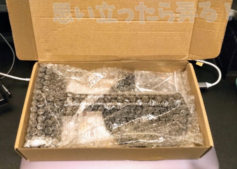 卓上モニターアームスタンドのパッケージを開封してみる