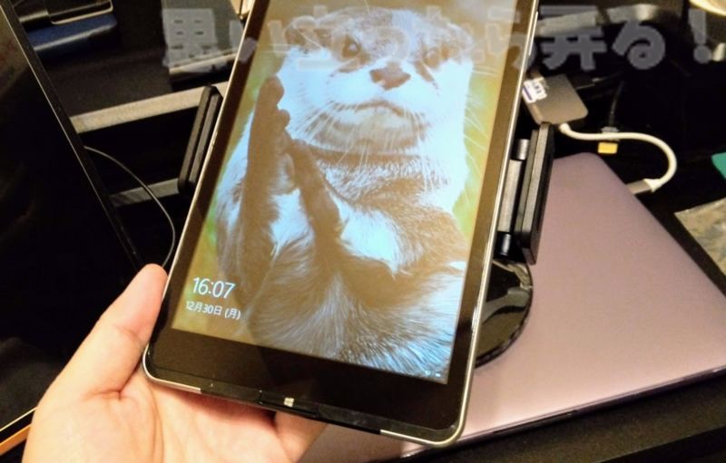 大きなデバイスホールド部分には横向きの7インチタブレットは適合できない