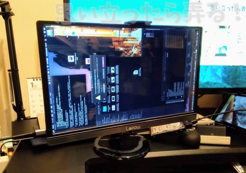 15.6インチのモバイルディスプレイをしっかりとホールドして自立スタンド