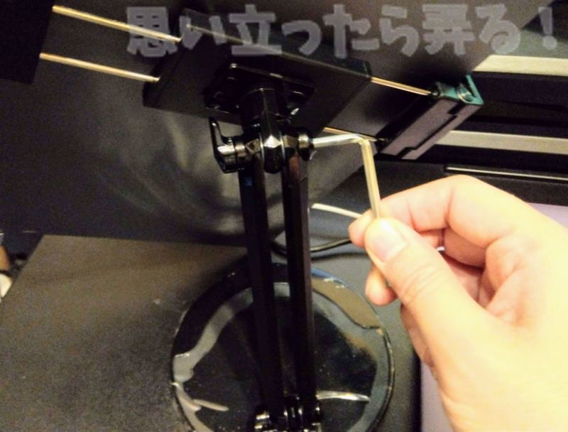 タブレット自立型スタンドのアーム部分は付属のレンチでしっかりと固定できる