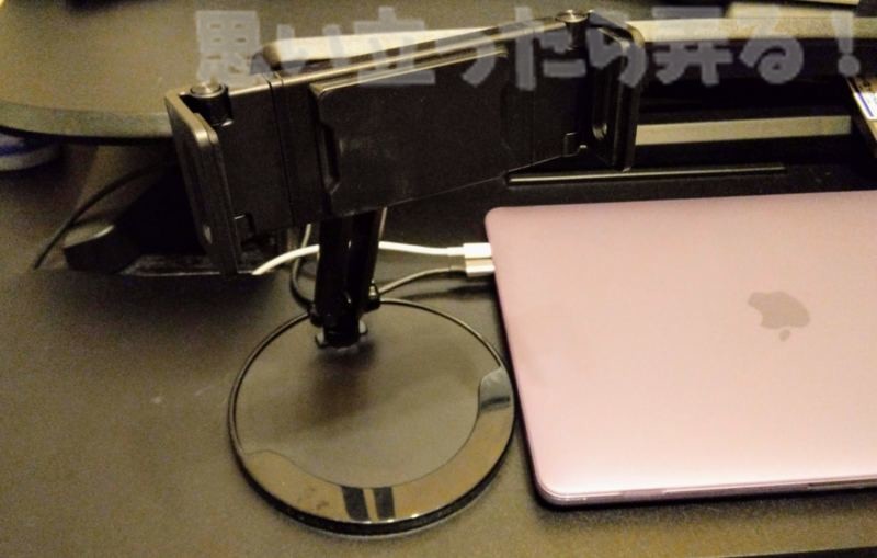 タブレット自立スタンドの脚はちょっとした小物置き場にもなる