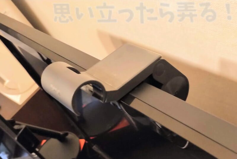 ディスプレイ上部にスクリーンバーライトのベースを取り付けた