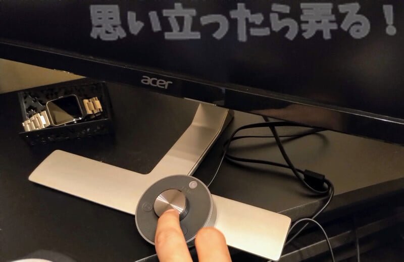 ダイヤルで光量と色彩がコントロールできるBenQ ScreenBar Plus