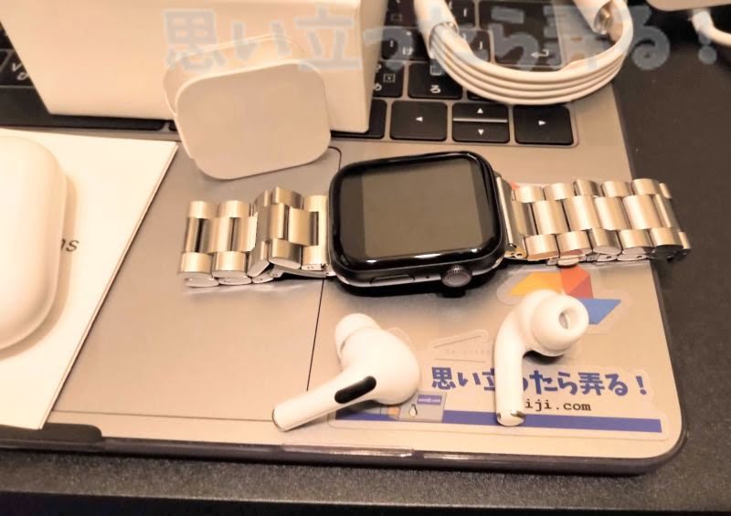 偽AppleWatchと偽AirPods Proで記念撮影 MacBookは残念ながら本物