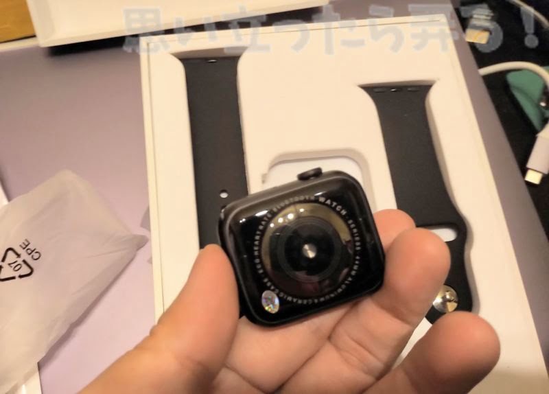 偽 Apple Watchの裏側も精巧にそっくりな出来栄え