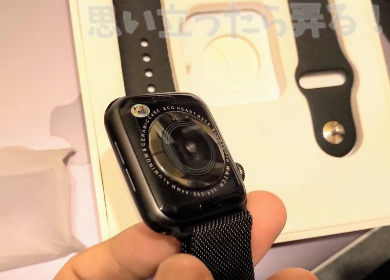 偽Apple Watchの背面は刻印こそ違えど形状は全く同じのようだ