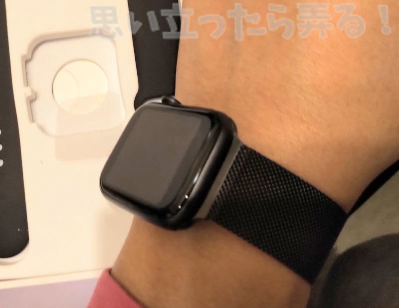 ブラックでマットなボディのニセApple Watchはとてもシック