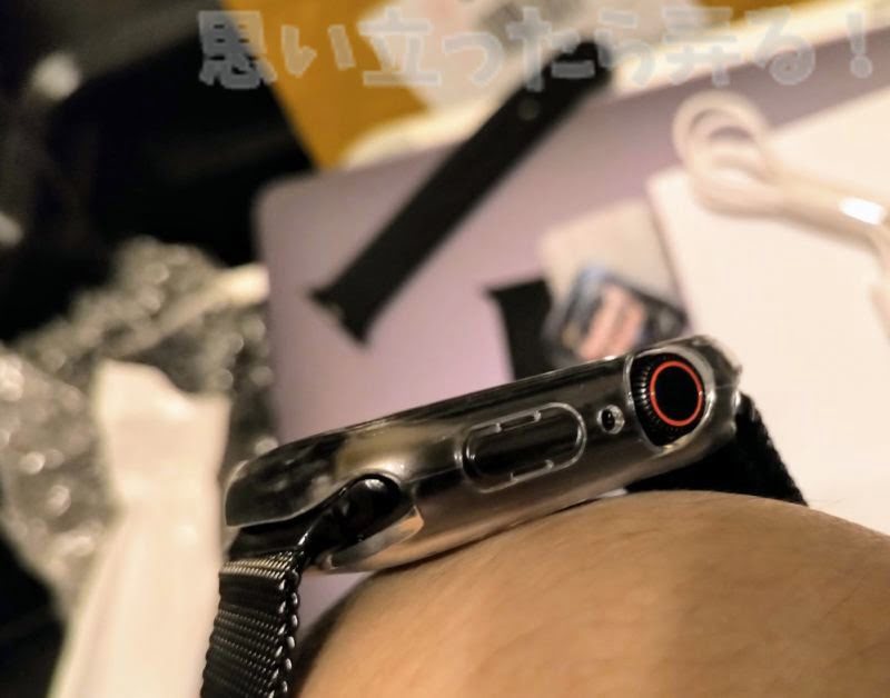リューズにはもちろん赤丸の刻印も本物と全く同じ外観の偽Apple Watch