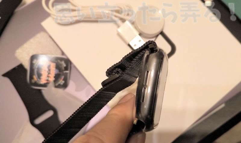アップルウォッチ用のソフトケースを装着しても穴の位置などは寸分の狂いもない偽AppleWatch