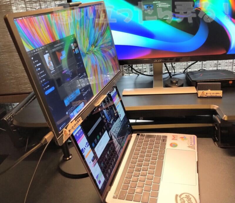 モバイルディスプレイとMacBook Proを縦に並べて設置できるタブレットスタンド