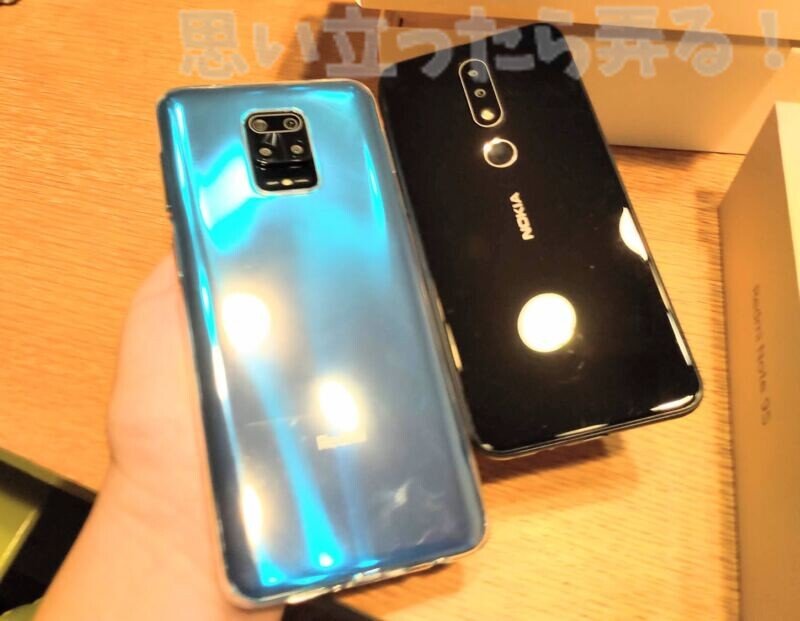 背面から見るとサイズ感の違いがよくわかるRedmi Note 9SとNokia 6.1 Plus