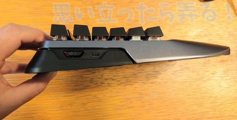 GameSir VX2ゲーミングキーパッドの左側側面には電源スイッチがある