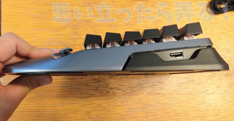 GameSir VX2ゲーミングキーパッドの右側面にはUSBポートがある