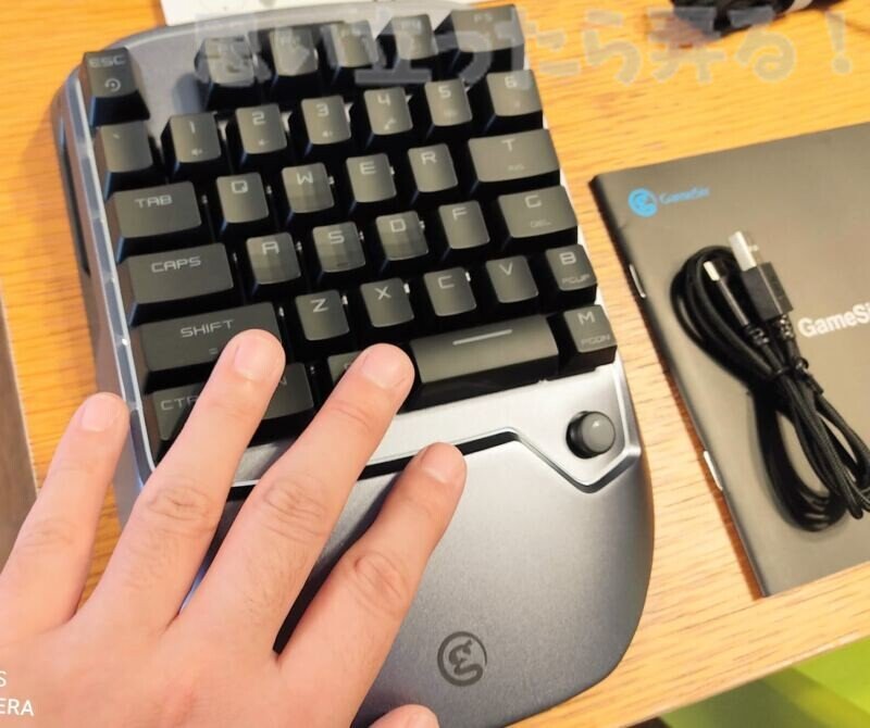 GameSir VX2ゲーミングキーパッドはシルバーボディでキーボードはマットブラック