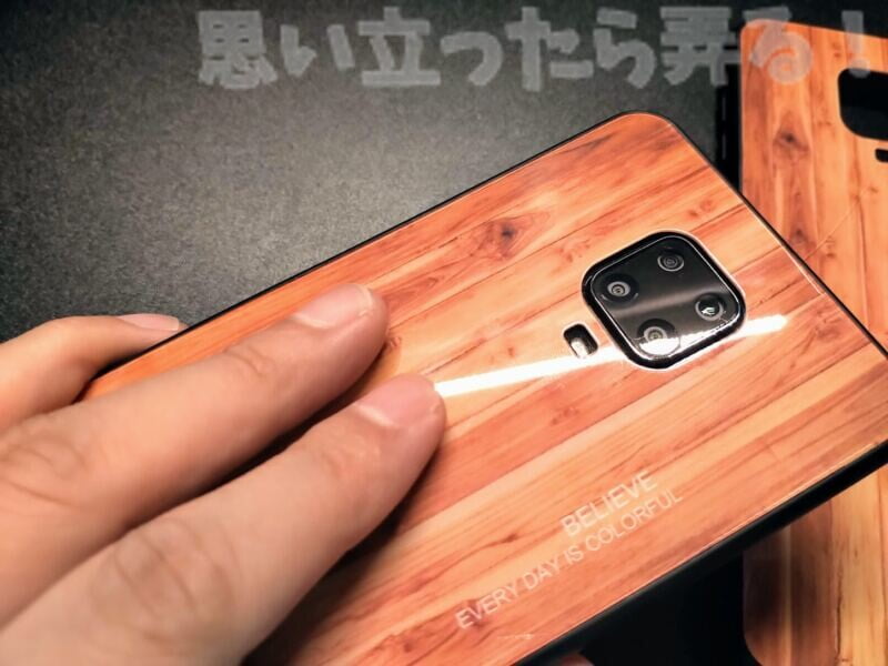 背面は本物のガラス素材なのでスマホ本体のような触り心地がいい感じ