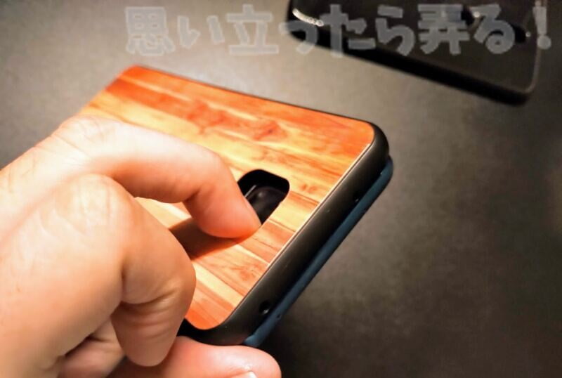 ケースの脱着時には背面ガラスが割れてしまわないように注意しよう