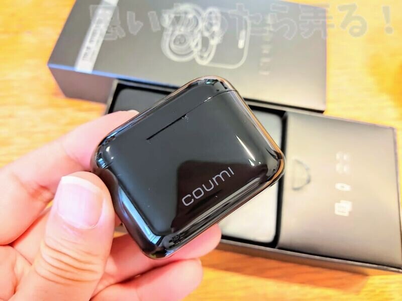 Coumi TWS 完全ワイヤレスイヤホンの充電ケースを手にとってみると軽量さに驚く