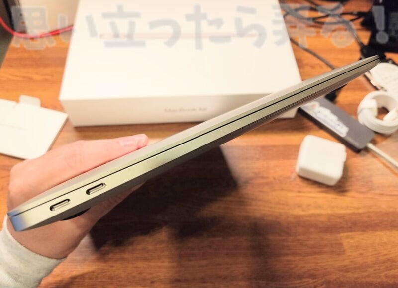 M1 MacBook Airハンズオン MacBook Proと手に持った感覚はあまり変わらない