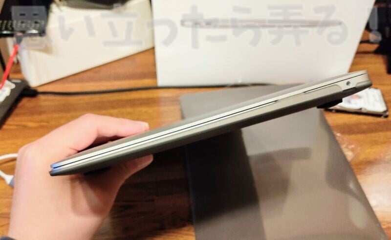 半透明なマットブラックのカバーを装着したMacBook Air M1