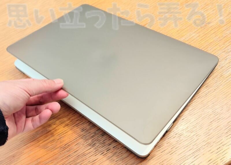 半透明なハードシェルを装着させたM1 MacBook Air