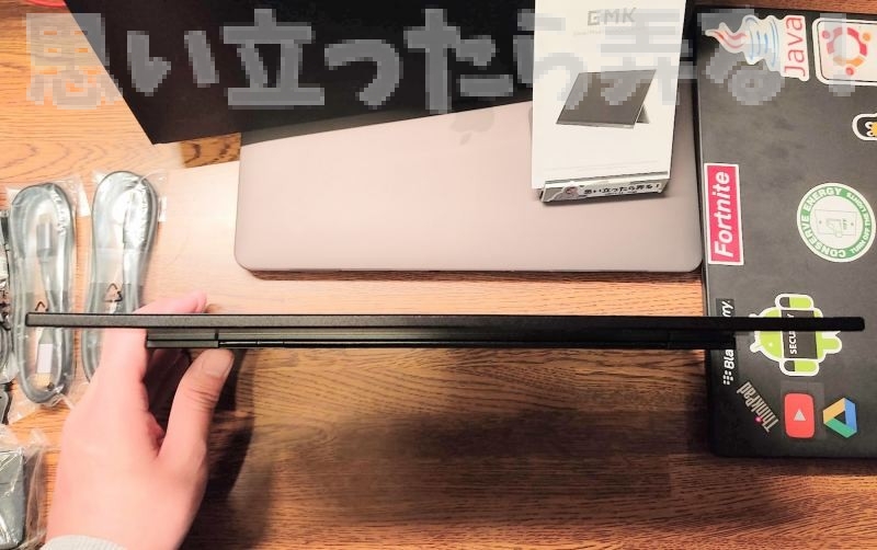GMK モバイルディスプレイを上部から見るとかなり薄型なのがわかる