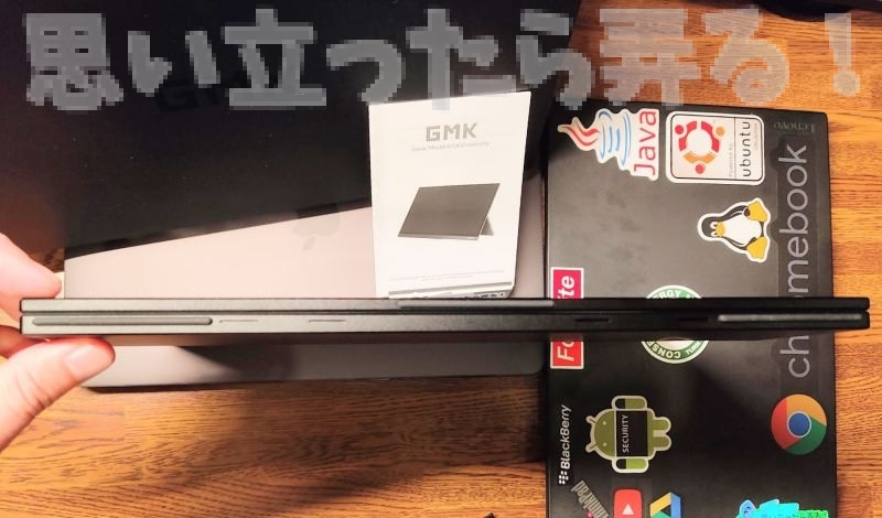 GMK DK1 モバイルディスプレイの底面には滑り止めのゴムが備えられている