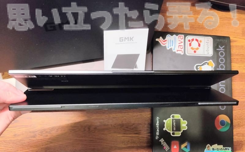 GMK モバイルディスプレイ DK1 の底面スタンドを開いてみた