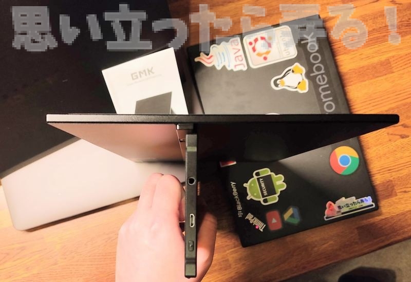 GMK DK1 4Kモバイルディスプレイの背面側スタンドは90°まで角度を自由に選択可能